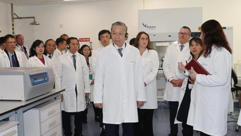 Top leader visits Ireland's National Institute for Bioprocessing Research & Training